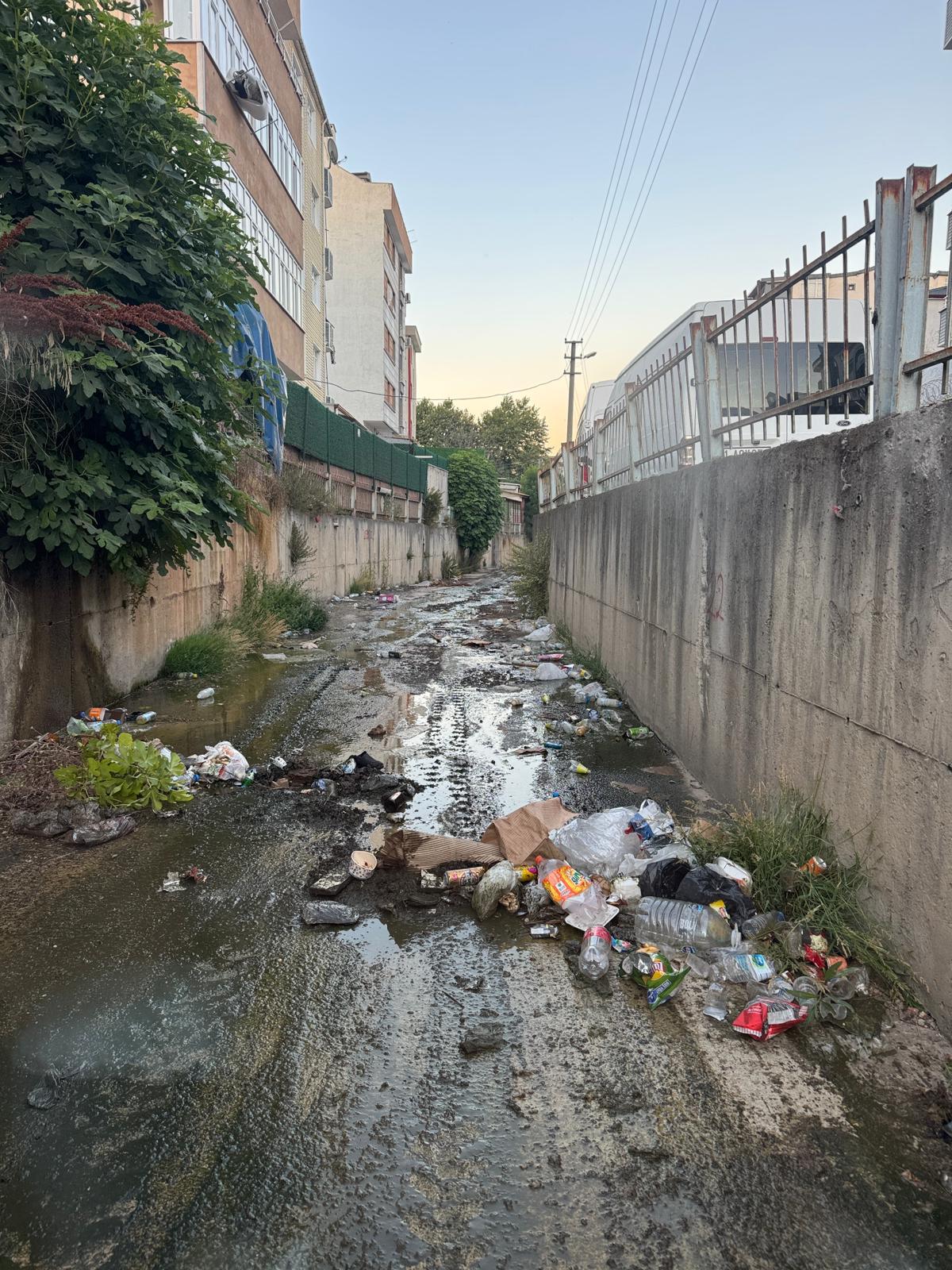 DERE YATAKLARINA ATILAN ATIKLAR TAŞKIN RİSKİNİ ARTIRIYOR