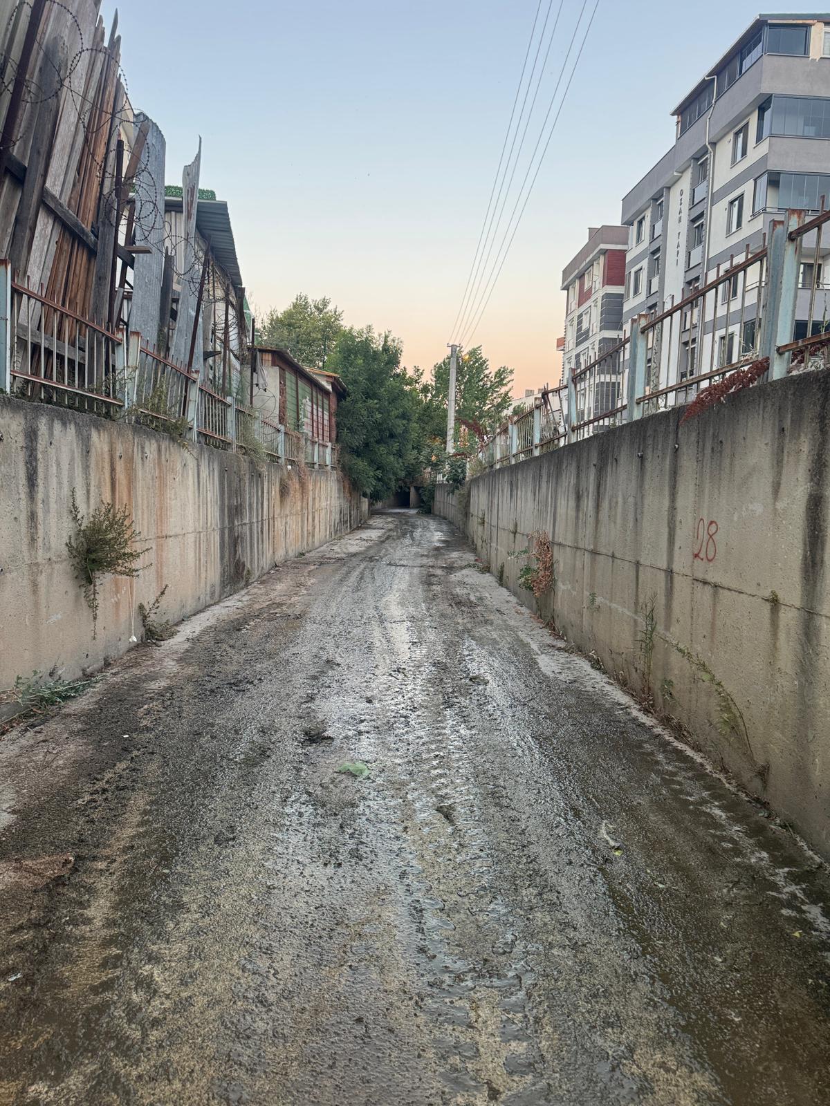 DERE YATAKLARINA ATILAN ATIKLAR TAŞKIN RİSKİNİ ARTIRIYOR